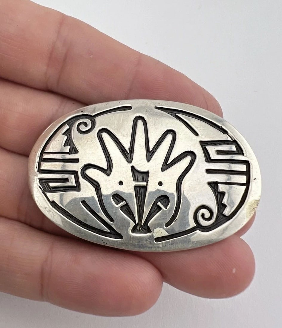VINTAGE NAVAJO STERLING SILVER HAND & TRIBAL DESIGN OVAL PIN BROOCH 2 1/8": VINTAGE NAVAJO STERLING SILVER HAND & TRIBAL DESIGN OVAL PIN BROOCH 2 1/8" Vintage Navajo Sterling Silver Hand & Tribal Design Oval Pin Brooch 2 1/8" Size: 1 3/8" Tall & 2 1/8" Wide Metal: Sterling Si
