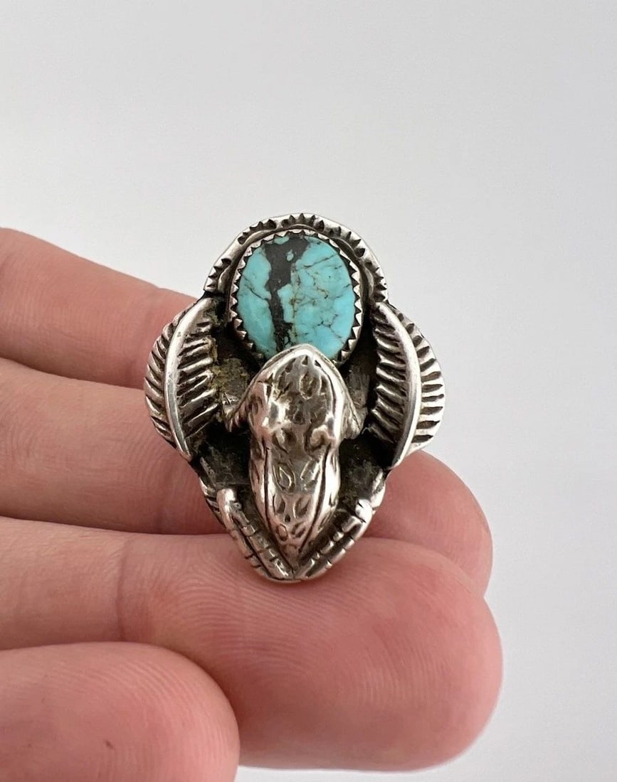 VINTAGE NAVAJO STERLING SILVER KINGMAN TURQUOISE 3D TOAD FROG STAMPED RING: VINTAGE NAVAJO STERLING SILVER KINGMAN TURQUOISE 3D TOAD FROG STAMPED RING Vintage Navajo Sterling Silver Kingman Turquoise 3D Toad Frog Stamped Ring Ring Size: 7 - Can Be Re Sized Weight is 10.4 Gram