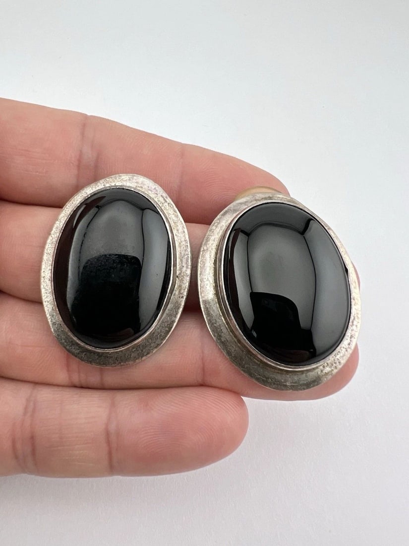 HUGE 1.5" VTG NAVAJO STERLING SILVER NATURAL BLACK ONYX OVAL POST EARRINGS: HUGE 1.5" VTG NAVAJO STERLING SILVER NATURAL BLACK ONYX OVAL POST EARRINGS HUGE 1.5" Vtg Navajo Sterling Silver Natural Black Onyx Oval Post Earrings Size: 1 1/2" Tall & Just Under 1 1/4" Wide Weight 