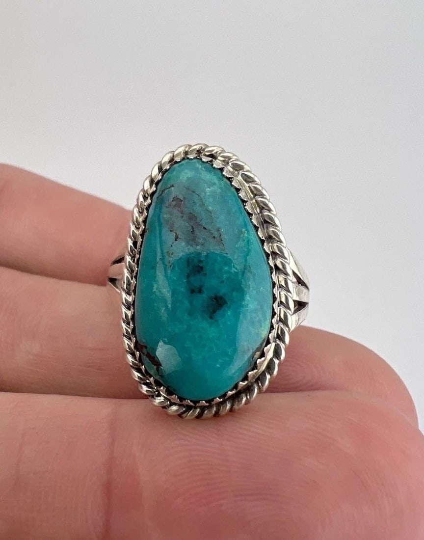 VINTAGE NAVAJO STERLING SILVER WEBBED FOX TURQUOISE STAMPED OVAL RING: VINTAGE NAVAJO STERLING SILVER WEBBED FOX TURQUOISE STAMPED OVAL RING Vintage Navajo Sterling Silver Webbed Fox Turquoise Stamped Oval Ring Ring Size: 8.5 - Can Be Re Sized Weight is 7.1 Grams on my s