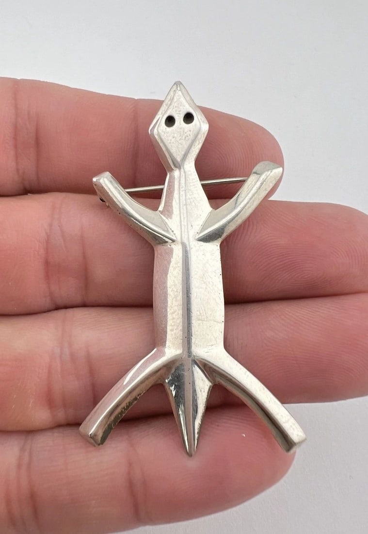 VTG P. YELLOWHORSE NAVAJO SANDCAST STERLING SILVER TURTLE PIN PENDANT 2 1/8": VTG P. YELLOWHORSE NAVAJO SANDCAST STERLING SILVER TURTLE PIN PENDANT 2 1/8" Vtg P. Yellowhorse Navajo Sandcast Sterling Silver Turtle Pin Pendant 2 1/8" Size: 2 1/8" Tall By 1 1/4" Wide at the base M