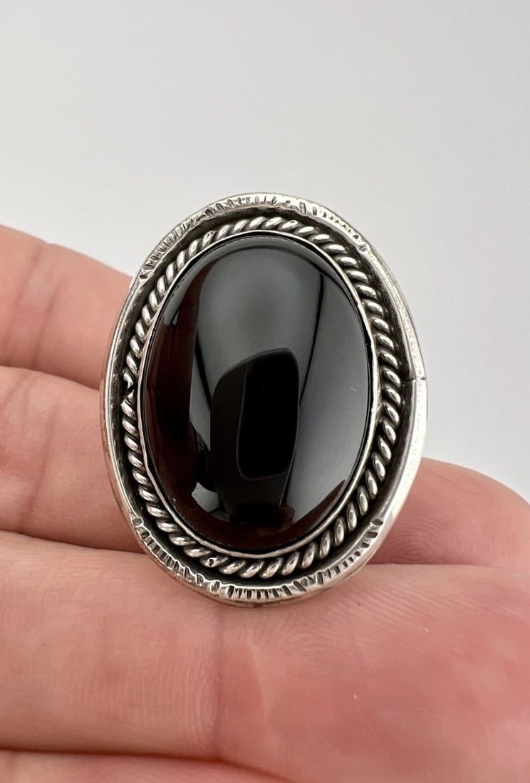 VINTAGE NAVAJO STERLING SILVER BLACK ONYX STAMPED OVAL RING (1 of 2)
