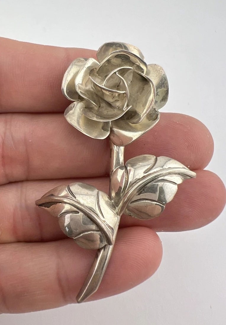 VTG NAVAJO STERLING SILVER STAMPED 3D ROSE FLOWER PIN BROOCH 2 3/8": VTG NAVAJO STERLING SILVER STAMPED 3D ROSE FLOWER PIN BROOCH 2 3/8" Vtg Navajo Sterling Silver Stamped 3d Rose Flower Pin Brooch 2 3/8" Size: 2 1/8" Tall & Just Under 1 1/2" Wide Metal: Sterling Silve