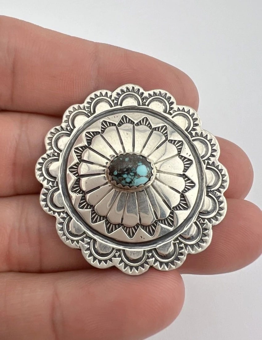 VTG NAVAJO STERLING SILVER KINGMAN TURQUOISE STAMPED CONCHO BROOCH PIN 1.5": VTG NAVAJO STERLING SILVER KINGMAN TURQUOISE STAMPED CONCHO BROOCH PIN 1.5" Vtg Navajo Sterling Silver Kingman Turquoise Stamped Concho Brooch Pin 1.5" Size: Just Over 1 1/2" Tall & Wide Metal: Sterli