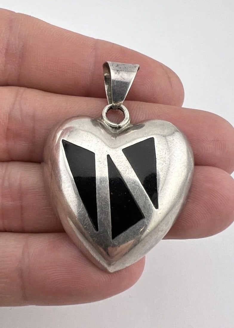 VINTAGE MEXICO TAXCO STERLING SILVER & FLUSH ONYX HEART PENDANT 1.75": VINTAGE MEXICO TAXCO STERLING SILVER & FLUSH ONYX HEART PENDANT 1.75" Vintage Mexico Taxco Sterling Silver & Flush Onyx Heart Pendant 1.75" Size: 1 3/4" Tall With Bail & 1 1/4" Wide Metal: Sterling Si