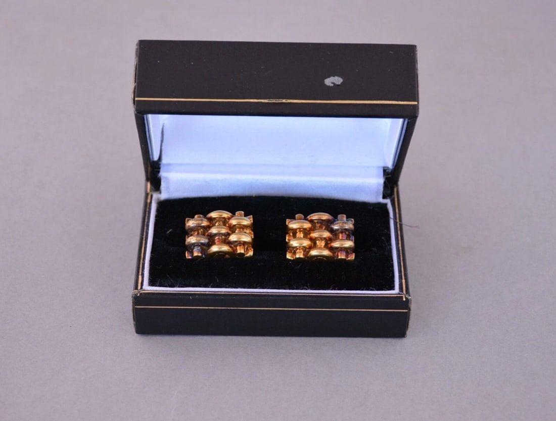 VINTAGE TIFFANY & CO. - 18 KARAT YELLOW GOLD CUFFLINKS - ITALY - 21 GRAMS: VINTAGE TIFFANY & CO. - 18 KARAT YELLOW GOLD CUFFLINKS - ITALY - 21 GRAMS The front of the cufflink measures 1/2" x 3/4". Together the cufflinks.weigh 21.5 Grams and are marked 18 karat gold, Italy an