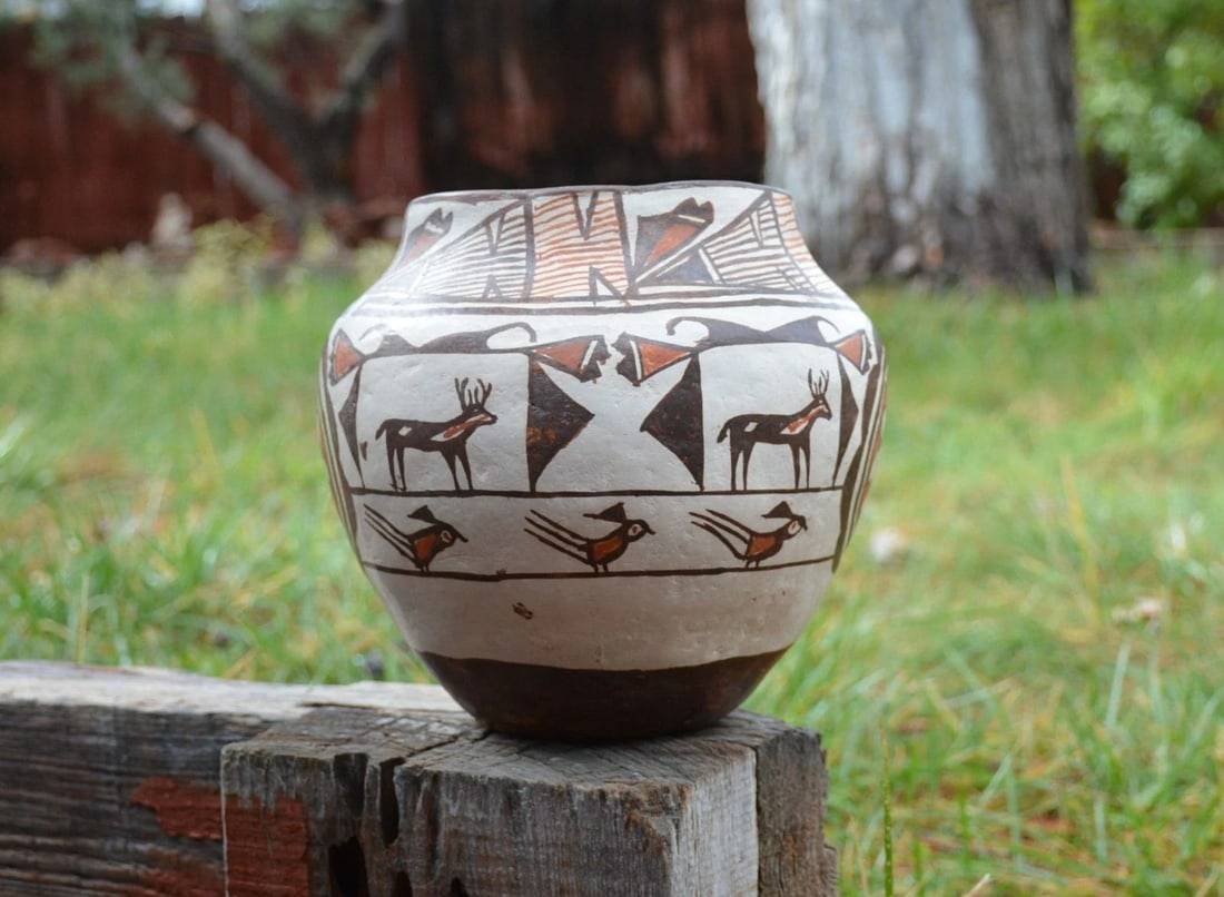 OLD ZUNI TRADITIONAL OLLA POT - HEARTLINE DEER WITH BIRDS AND GEOMETRICS: OLD ZUNI TRADITIONAL OLLA POT - HEARTLINE DEER WITH BIRDS AND GEOMETRICS This is a great old traditional Zuni pot. It has the classic heartline deer design with birds and geometrics. It is in great al