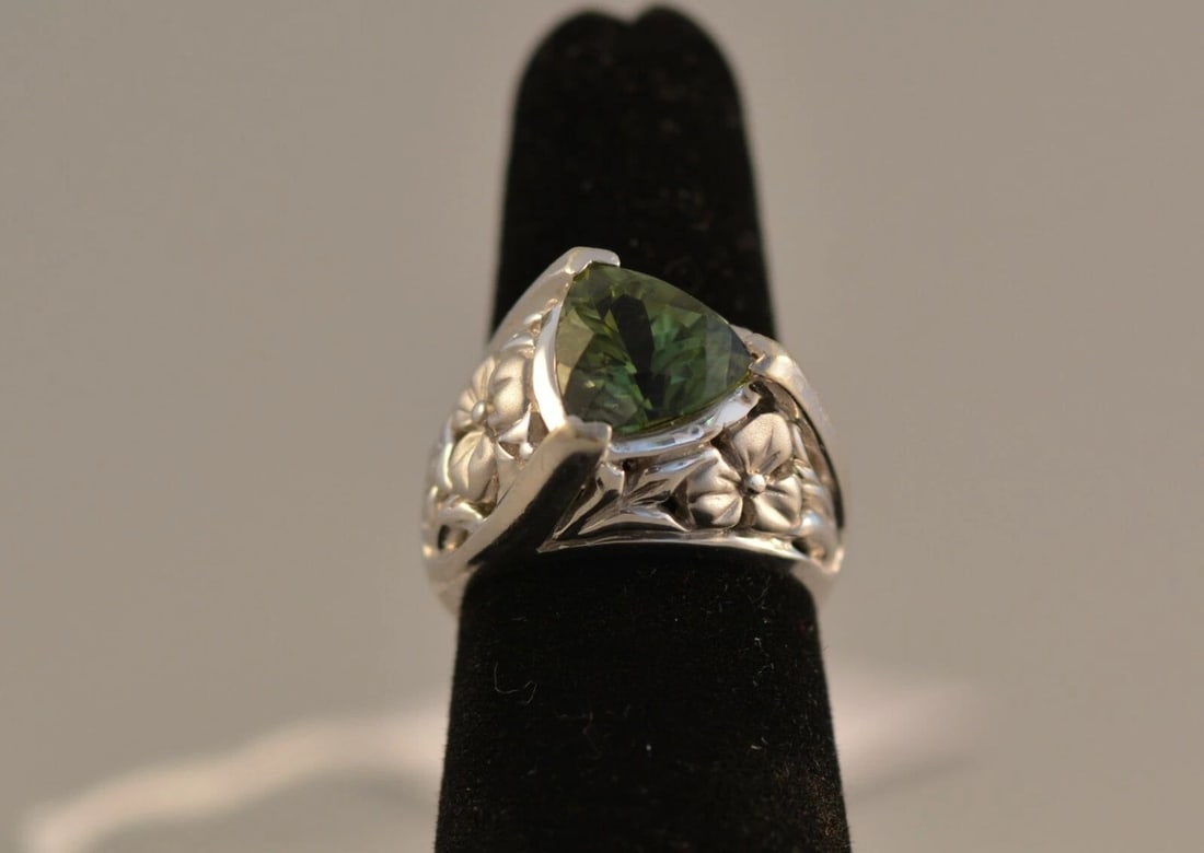 14K SOLID WHITE GOLD WOMEN'S RING BRILLIANT CUT GREEN 5+ CARAT DIAPOSIDE SZ 7: 14K SOLID WHITE GOLD WOMEN'S RING BRILLIANT CUT GREEN 5+ CARAT DIAPOSIDE SZ 7 Item Description: This is a 14 Karat white gold ring set with a triangular brilliant cut green Diaposide. It comes with th