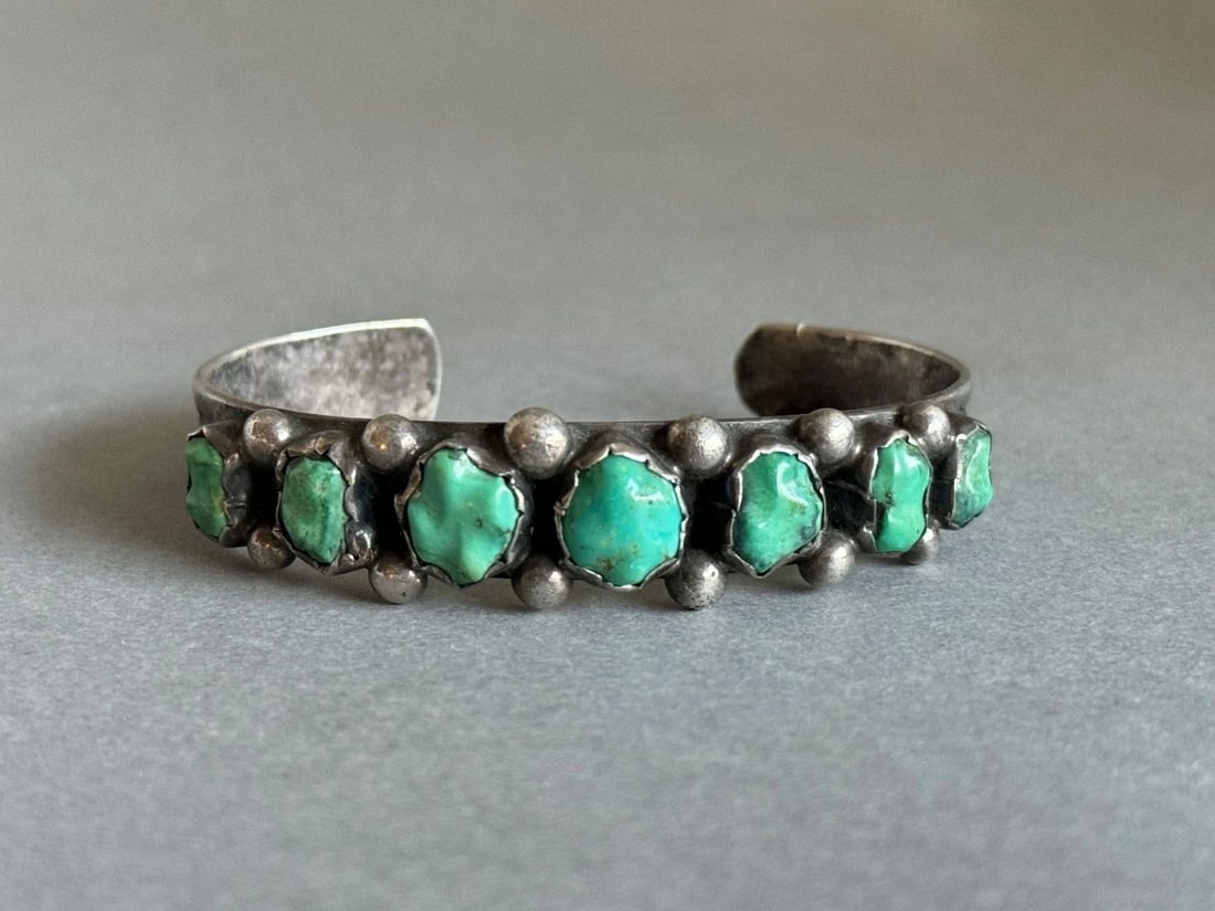 OLD PAWN NAVAJO STERLING SILVER AND CARVED TURQUOISE BRACELET. (1 of 2)