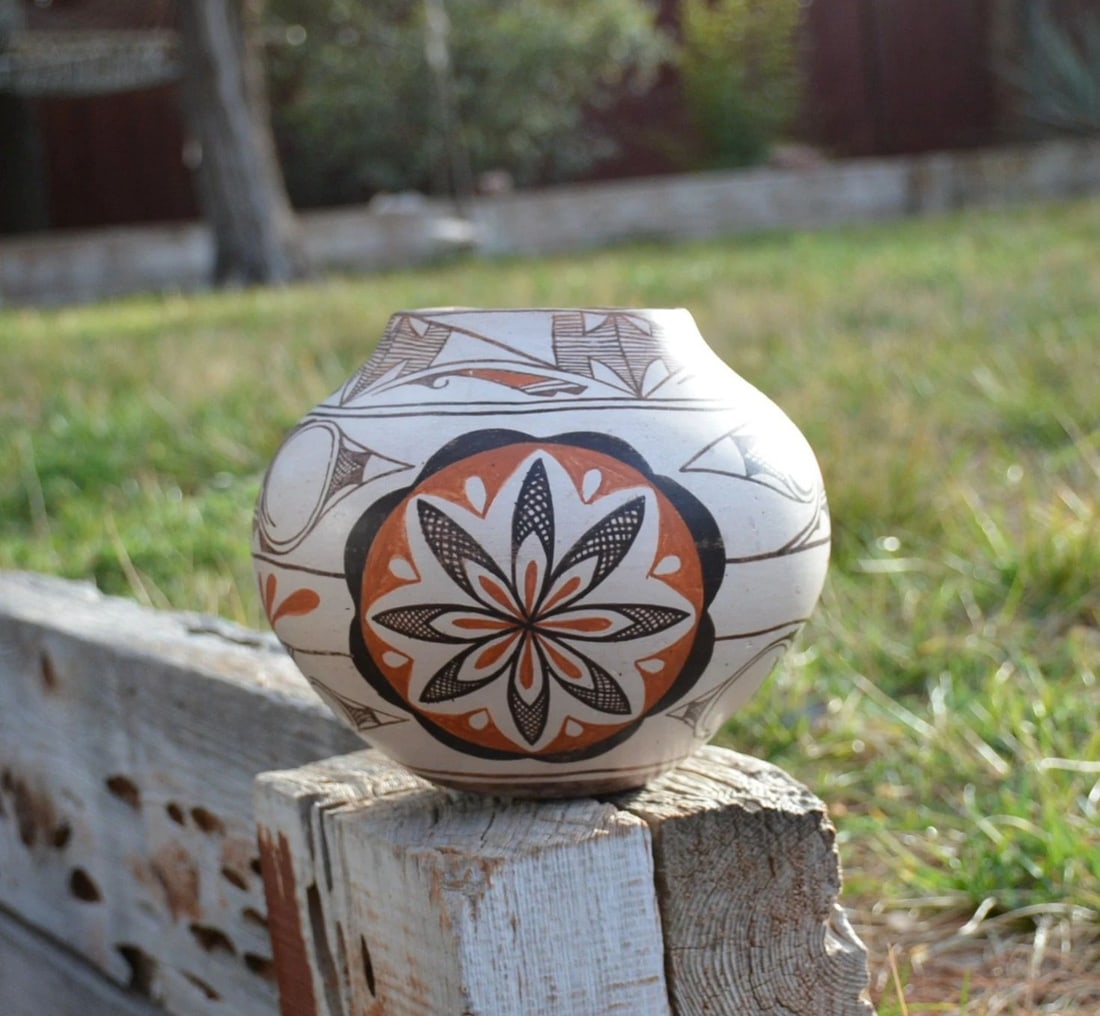 OLD VINTAGE ZUNI OLLA POT - FLOWER BIRD DESIGN - 7 1/2" ACROSS X 6 3/8" TALL (1 of 1)