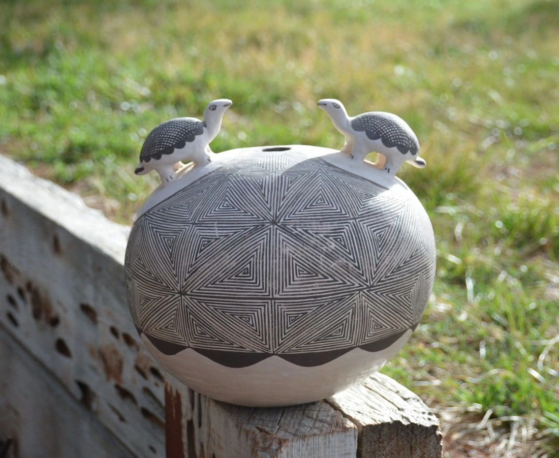 LARGE FINE LINE ACOMA SEED POT W. 2 TURTLE FIGURES HILDA ANTONIO - 8.25" X 8.5" (1 of 2)