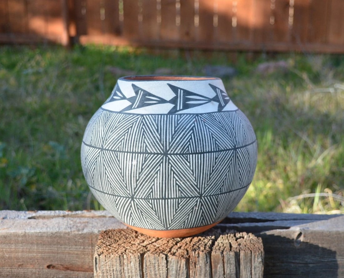 VINTAGE ACOMA PUEBLO OLLA POT - FINE LINE DESIGN W. SQUASH BLOSSOM RIM - 8" (1 of 1)
