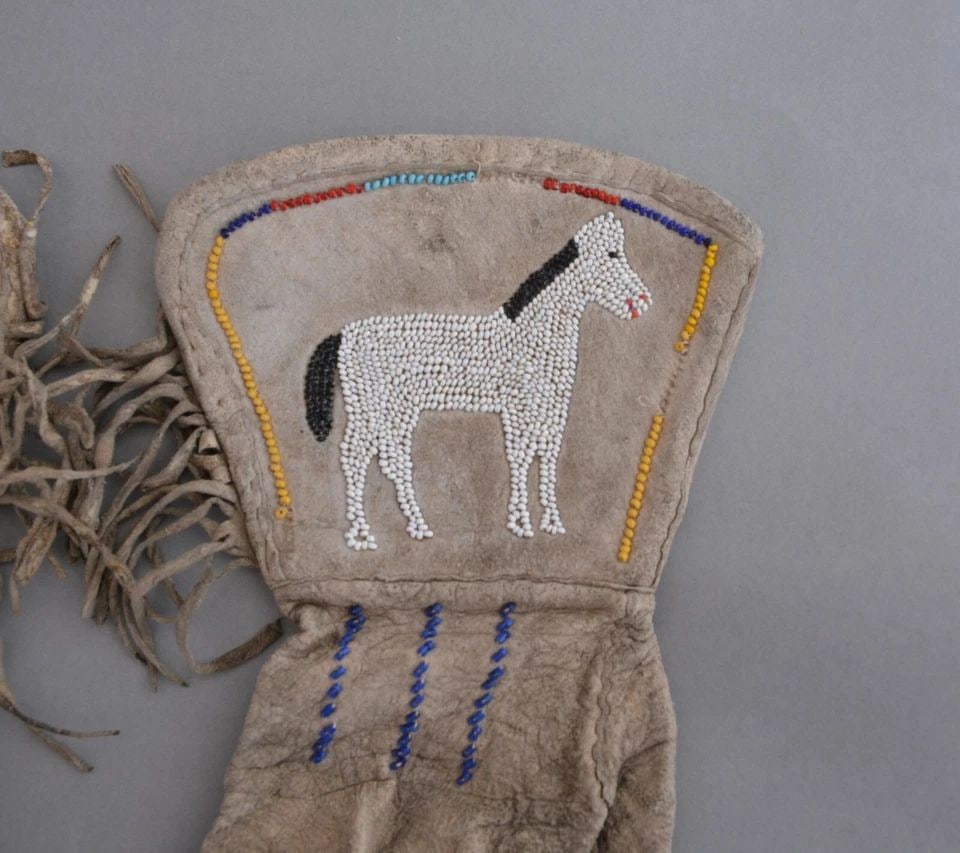 OLD PLATEAU INDIAN BEADED GAUNTLET GLOVES - PICTORIAL HORSES (1 of 1)