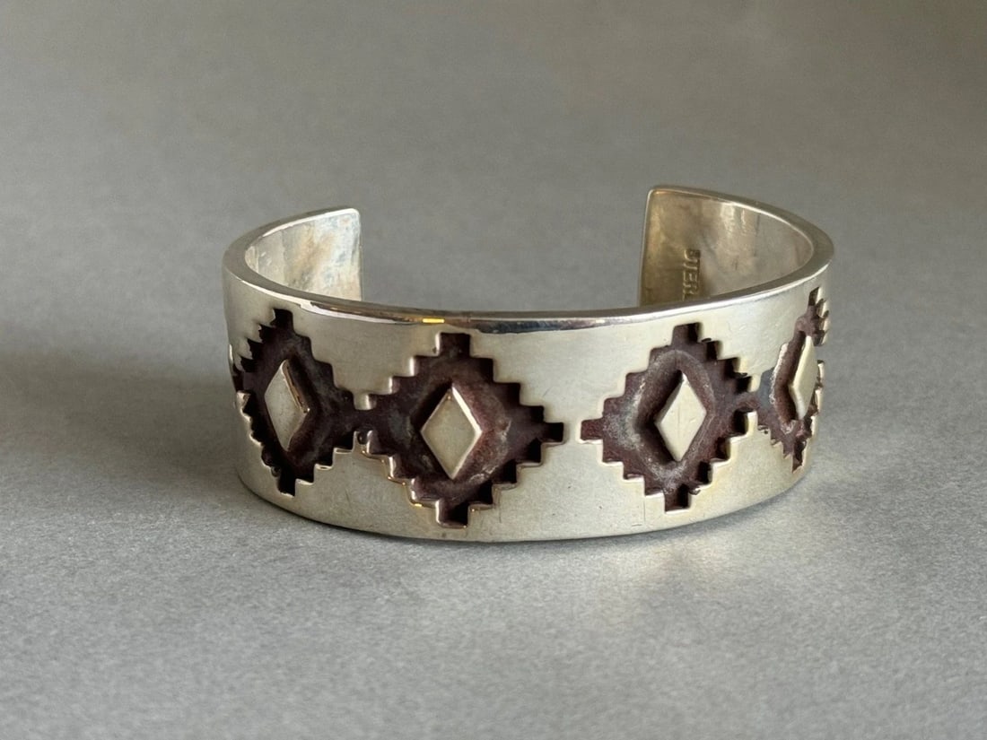 VINTAGE NAVAJO STERLING SILVER BRACELET. SIGNED JR.: VINTAGE NAVAJO STERLING SILVER BRACELET. SIGNED JR. Vintage Navajo Sterling Silver Bracelet. Signed JR. 84Grams ..1" Wide 5 1/4 Inside with a 1 1/2" Opening