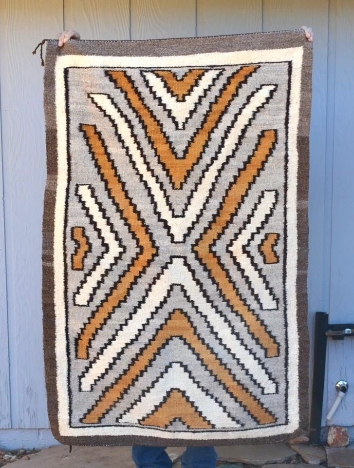 VINTAGE NAVAJO RUG - VEGETAL DYES HANDSPUN WOOLS - BOLD DESIGN - 57" X 37": VINTAGE NAVAJO RUG - VEGETAL DYES HANDSPUN WOOLS - BOLD DESIGN - 57" X 37" This vintage Navajo rug has been woven of handspun and vegetal dye wools. It shows a bold pattern with a strong border. It me