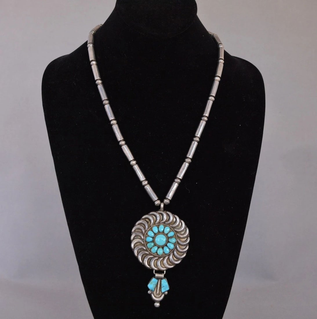 UNIQUE VINTAGE NAVAJO SILVER TURQUOISE PENDANT NECKLACE - CYLINDER BEADS - 21": UNIQUE VINTAGE NAVAJO SILVER TURQUOISE PENDANT NECKLACE - CYLINDER BEADS - 21" This vintage Navajo sterling silver necklace has been beautifully crafted. The pendant has a cluster of high quality turq