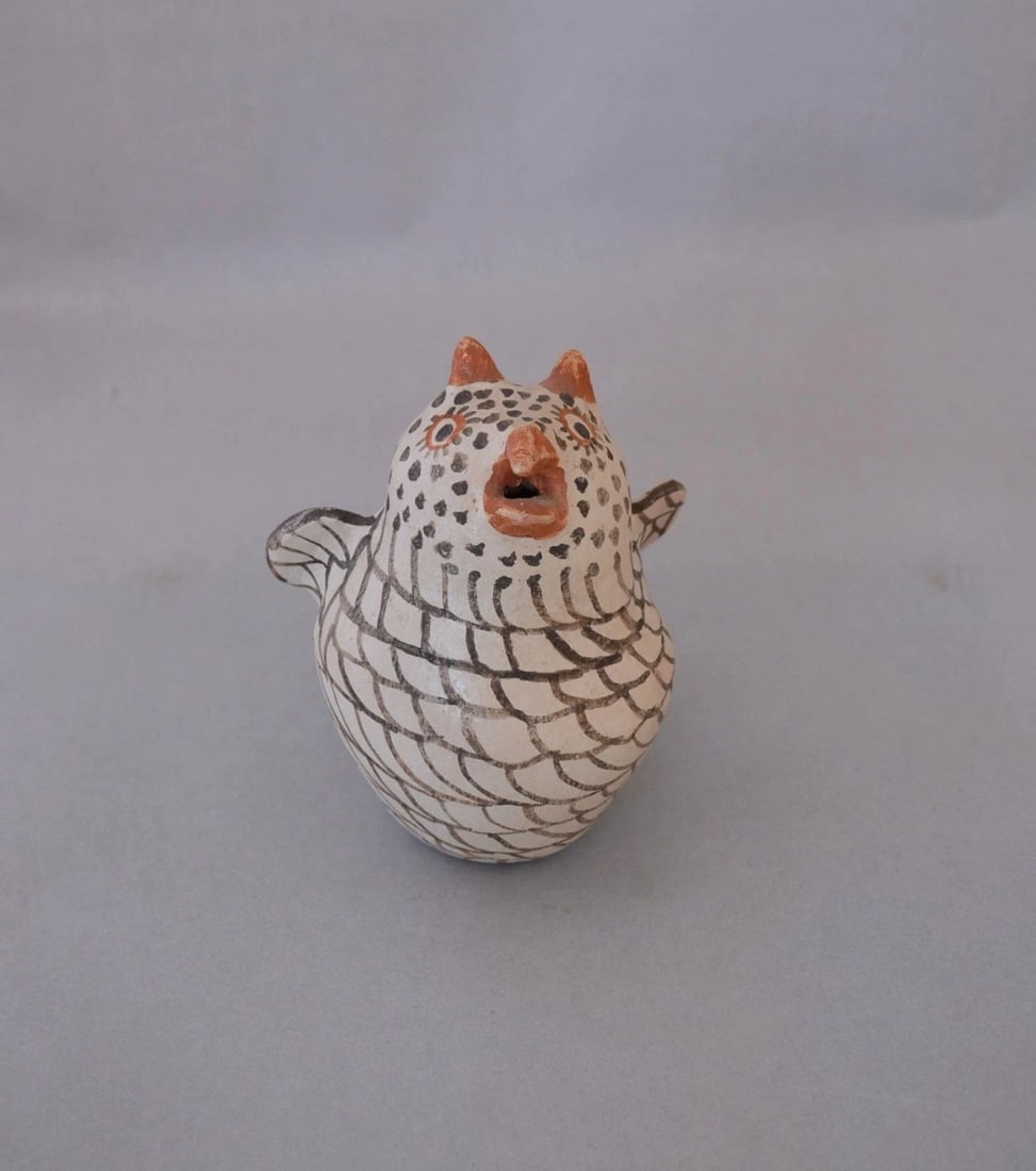 RARE VINTAGE ZUNI OWL POTTERY POT - 5" TALL X 4" ACROSS: RARE VINTAGE ZUNI OWL POTTERY POT - 5" TALL X 4" ACROSS This is a rare early Zuni pottery owl. It is in great all original condition. It measures 5" x 4 1/2". This is a nice early piece.