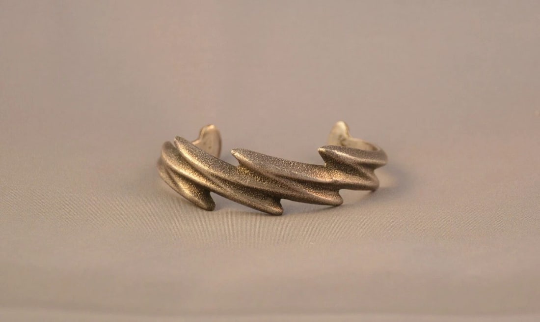 VINTAGE TUFA CAST SILVER BRACELET - NOAH PAJARITO - KEWA SANTO DOMINGO - 6": VINTAGE TUFA CAST SILVER BRACELET - NOAH PAJARITO - KEWA SANTO DOMINGO - 6" Item Description: This vintage bracelet has been beautifully tufa cast in sterling silver. It is signed Noah by Santo Doming