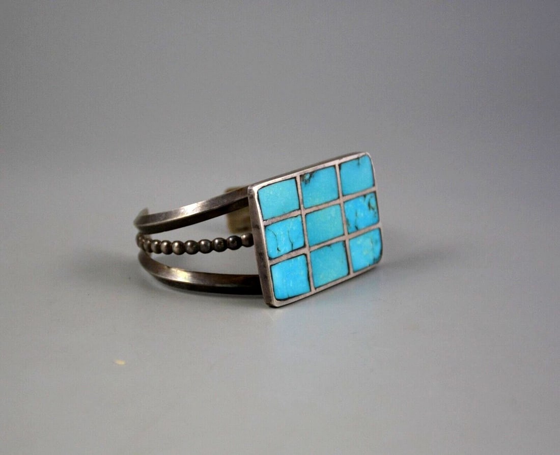 OLD PAWN ZUNI INDIAN SILVER BRACELET - GREAT INLAID TURQUOISE - SZ 6 3/4": OLD PAWN ZUNI INDIAN SILVER BRACELET - GREAT INLAID TURQUOISE - SZ 6 3/4" Item Description: This Old Zuni Sterling silver bracelet has a beautifully inlaid rectangle of inlaid turquoise. The front of 