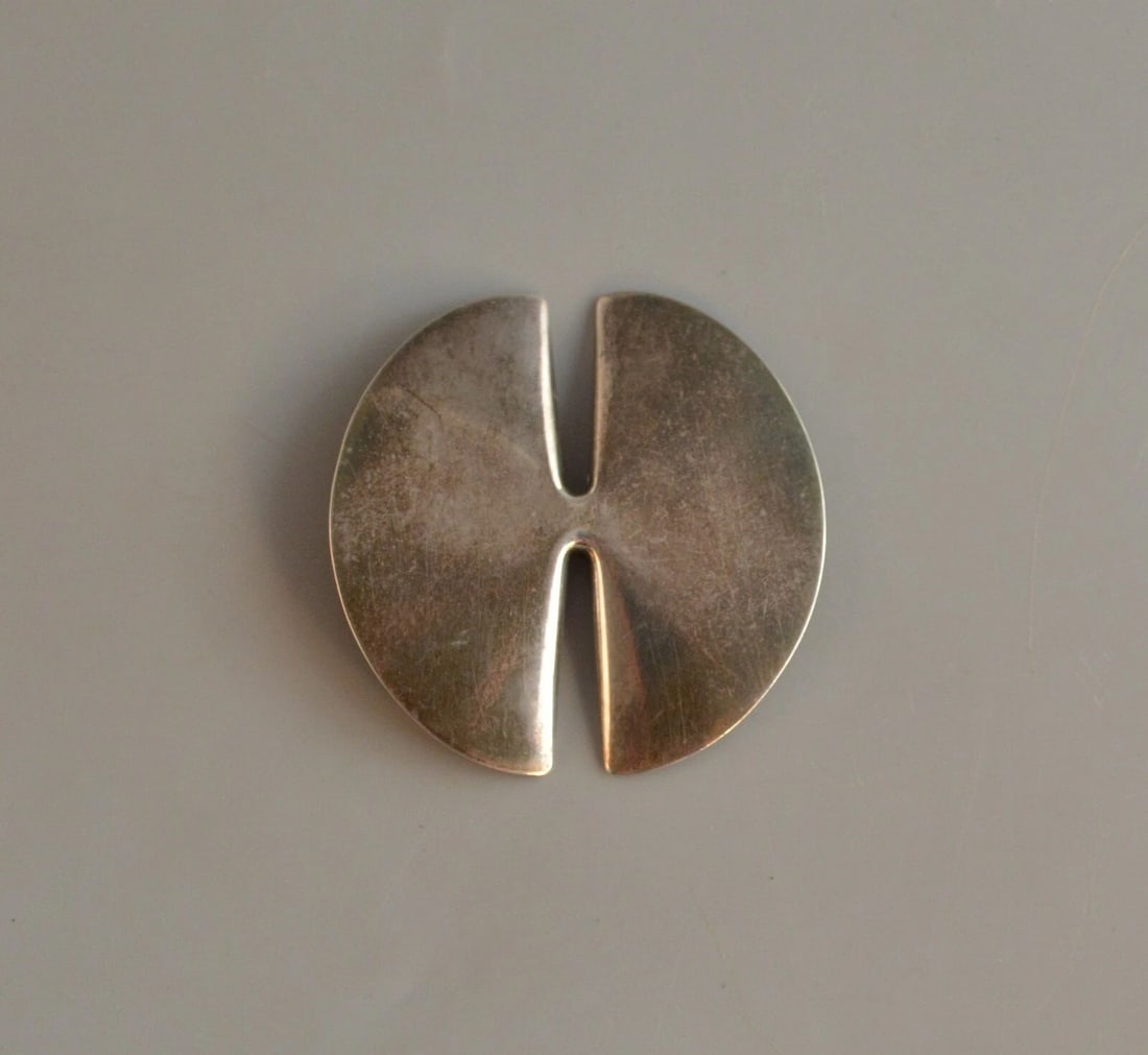 RARE VINTAGE GEORG JENSEN - MID CENTURY STERLING SILVER PIN BROOCH - DENMARK 337: RARE VINTAGE GEORG JENSEN - MID CENTURY STERLING SILVER PIN BROOCH - DENMARK 337 Item Description: This vintage modernist pin has been beautifully designed and crafted by Georg Jensen of Denmark. It i