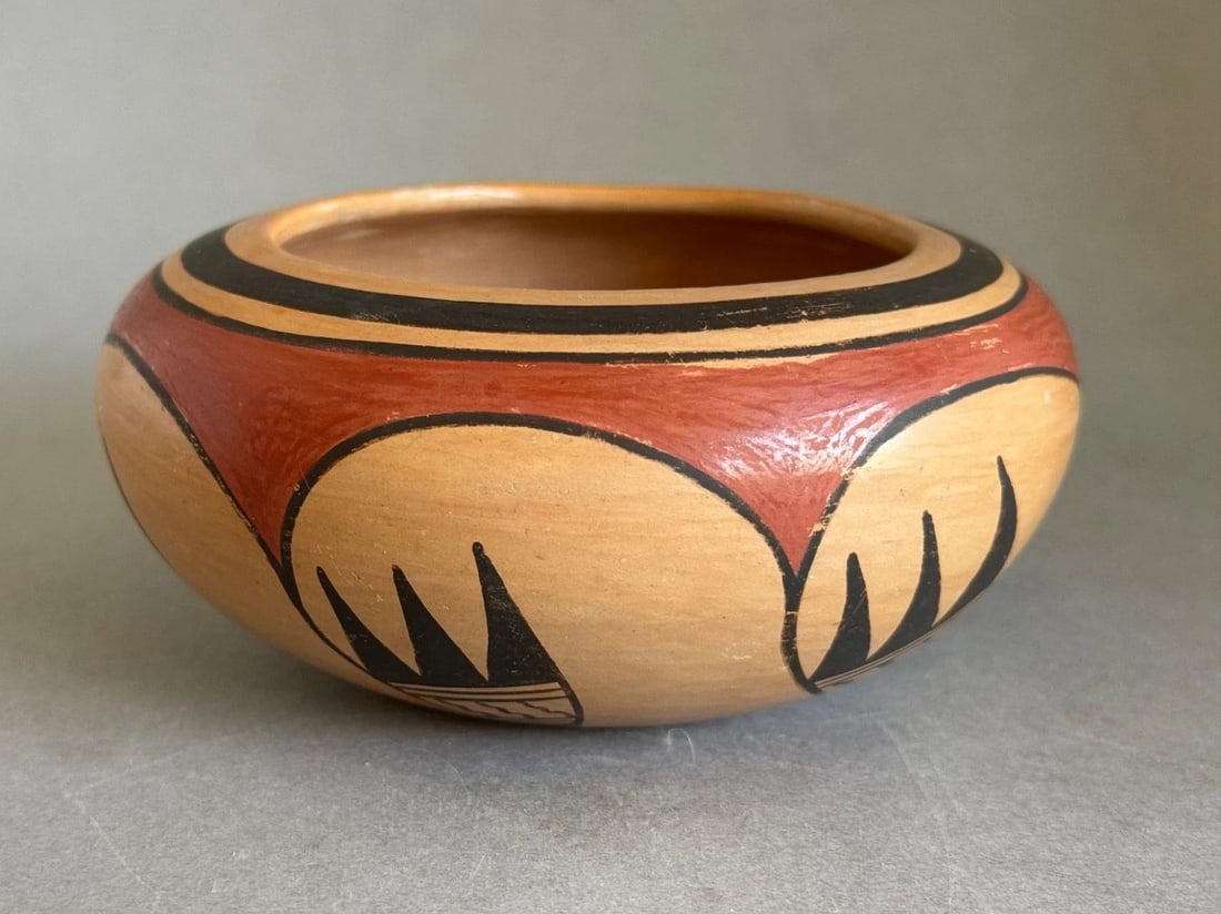 GARNET PAVATEA 1915-1981 HOPI POTTERY BOWL WITH BEAR PAWS (1 of 1)