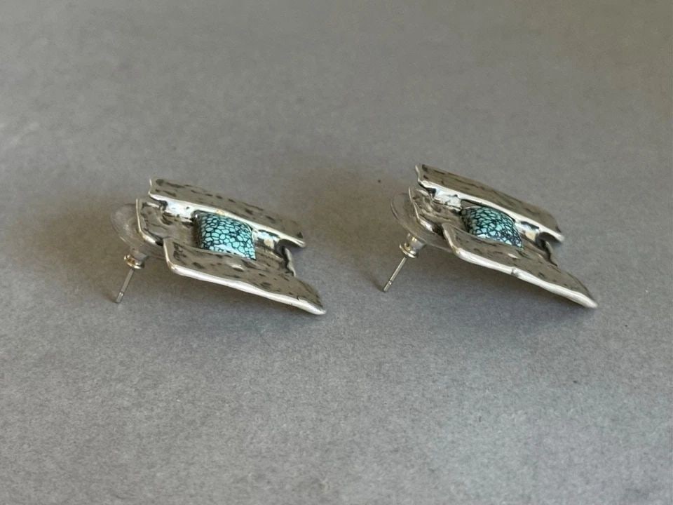 VINTAGE NAVAJO INGOT STERLING SILVER WITH SPIDER WEB LANDER TURQUOISE ? EARRINGS: VINTAGE NAVAJO INGOT STERLING SILVER WITH SPIDER WEB LANDER TURQUOISE ? EARRINGS Vintage Navajo Ingot Sterling Silver with Spider Web Lander Turquoise ? Earrings ..1" Tall