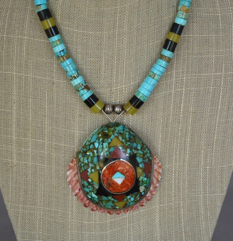 SANTO DOMINGO SPINY OYSTER SHELL PENDANT NECKLACE INLAY TURQUOISE ONYX CORAL: SANTO DOMINGO SPINY OYSTER SHELL PENDANT NECKLACE INLAY TURQUOISE ONYX CORAL This Santo Domingo necklace has been beautifully designed and crafted. The spiny oyster shell has been inlaid with an eight
