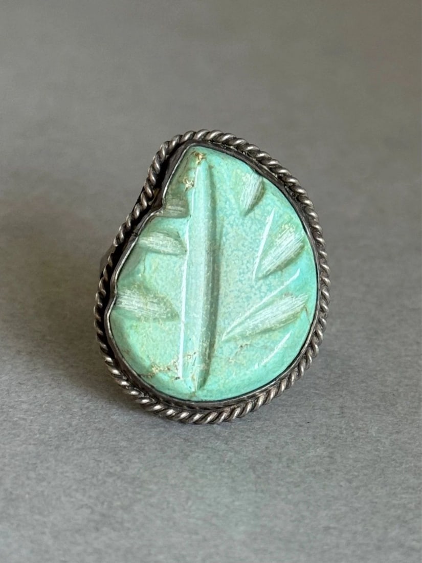 VINTAGE NAVAJO STERLING SILVER WITH CARVED TURQUOISE LEAF RING SIZE 10 1/4: VINTAGE NAVAJO STERLING SILVER WITH CARVED TURQUOISE LEAF RING SIZE 10 1/4 Vintage Navajo Sterling Silver with Carved Leaf Turquoise Size 10 1/4 ..1" Tall