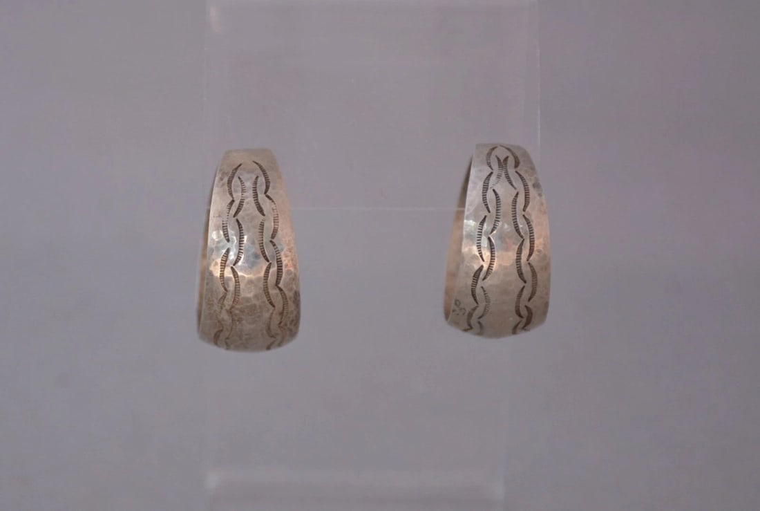 VTG NAVAJO SILVER HANDSTAMPED HOOP EARRINGS - VAUGHNS INDIAN STORE BOX - 1" DROP (1 of 1)