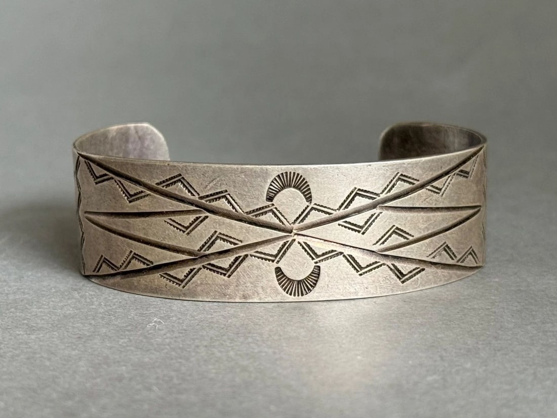 VINTAGE NAVAJO HAND STAMPED STERLING SILVER BRACELET (1 of 2)