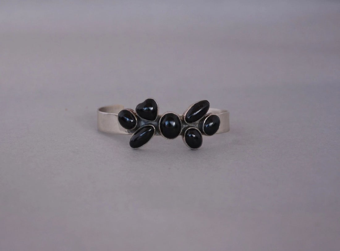 NAVAJO STERLING SILVER BRACELET - CLUSTER OF 7 BLACK ONYX STONES - 6 5/8" (1 of 2)
