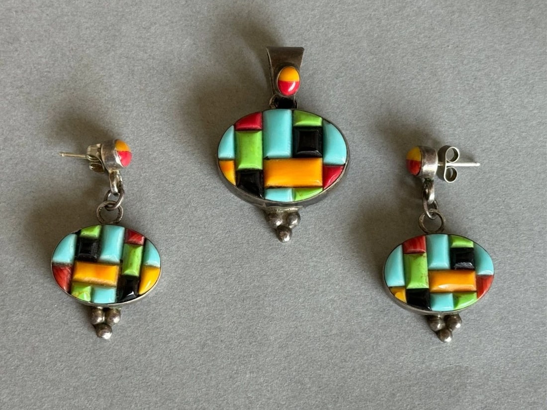 VINTAGE NAVAJO STERLING SILVER INLAID MOSAIC STONES SET OF PENDANT AND EARRINGS (1 of 2)