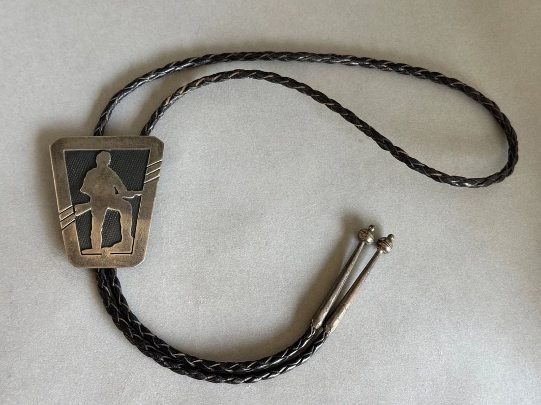 VINTAGE NAVAJO STERLING SILVER HUNTER BOLO TIE (1 of 2)