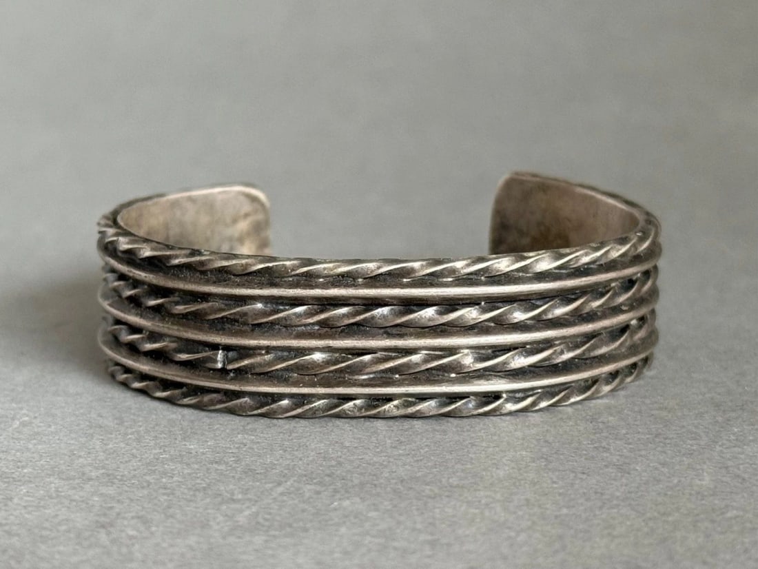 OLD PAWN NAVAJO STERLING SILVER BRACELET (1 of 2)