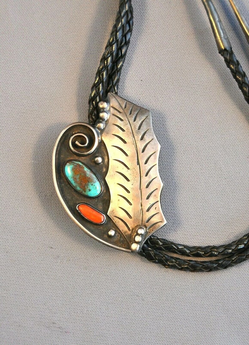 VINTAGE RARE SANTO DOMINGO STERLING BOLO TIE TURQUOISE CORAL LEAF - DAVID GARCIA: VINTAGE RARE SANTO DOMINGO STERLING BOLO TIE TURQUOISE CORAL LEAF - DAVID GARCIA Item Description: This vintage sterling bolo tie has been expertly crafted by Santo Domingo silversmith David Fletcher 