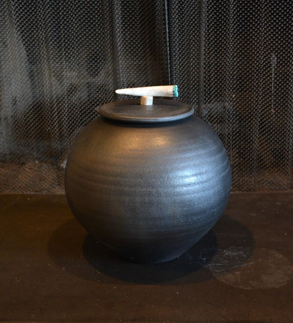 WIMBERG - VINTAGE SOUTHWEST ART POT W. LID - INSET TURQUOISE HANDLE - 12": WIMBERG - VINTAGE SOUTHWEST ART POT W. LID - INSET TURQUOISE HANDLE - 12" This handcrafted southwest pot has been beautifully crafted. It has been handcoiled. The handle with inset turquoise is highli