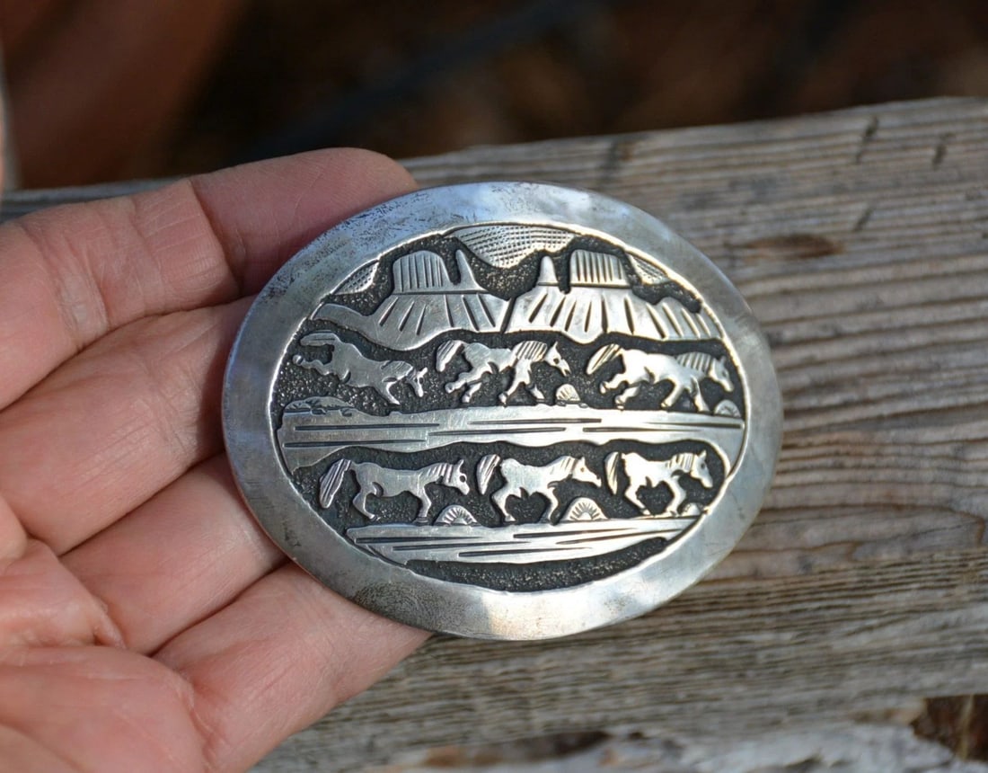 TOM & SYLVIA KEE - NAVAJO SILVER STORYTELLER BELT BUCKLE - RUNNING HORSES MESAS (1 of 2)