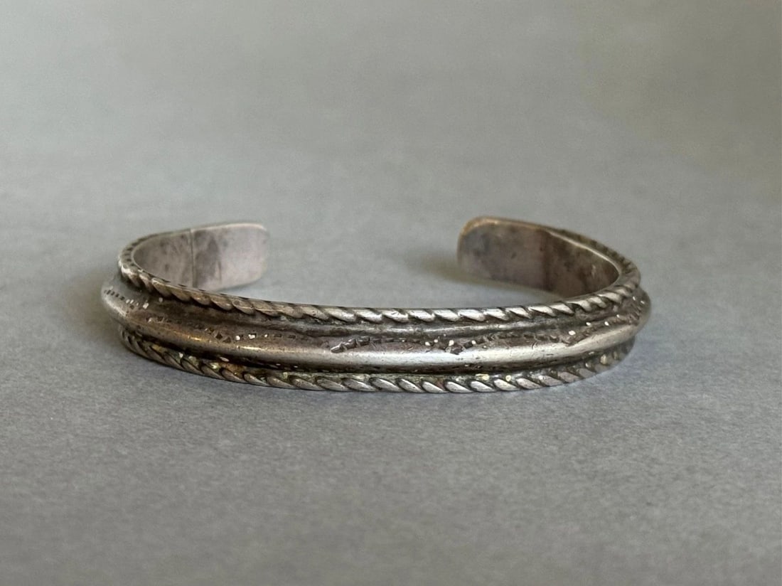 OLD PAWN NAVAJO STERLING SILVER BRACELET 3/8" WIDE: OLD PAWN NAVAJO STERLING SILVER BRACELET 3/8" WIDE Old Pawn Navajo Sterling Silver Bracelet 3/8" wide ..5" Inside .. With a 1" Opening ..29 Grams