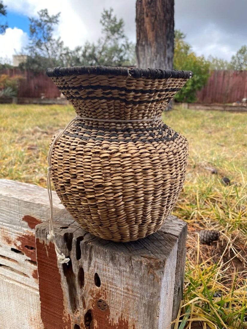 VINTAGE APACHE INDIAN OLLA BASKET - 8 1/2" TALL X 7" ACROSS (1 of 1)