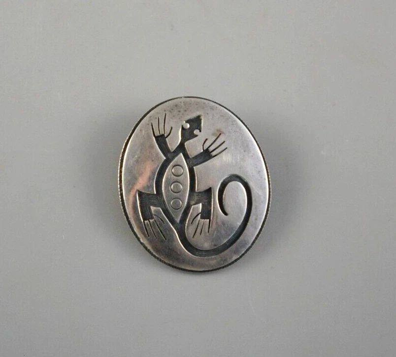 RICKY COOCHWYTEWA - HOPI INDIAN STERLING SILVER PIN / PENDANT - LIZARD: RICKY COOCHWYTEWA - HOPI INDIAN STERLING SILVER PIN / PENDANT - LIZARD Item Description: This vintage pin / pendant has been beautifully crafted by Hopi silversmith Ricky Coochwytewa. The design is a 