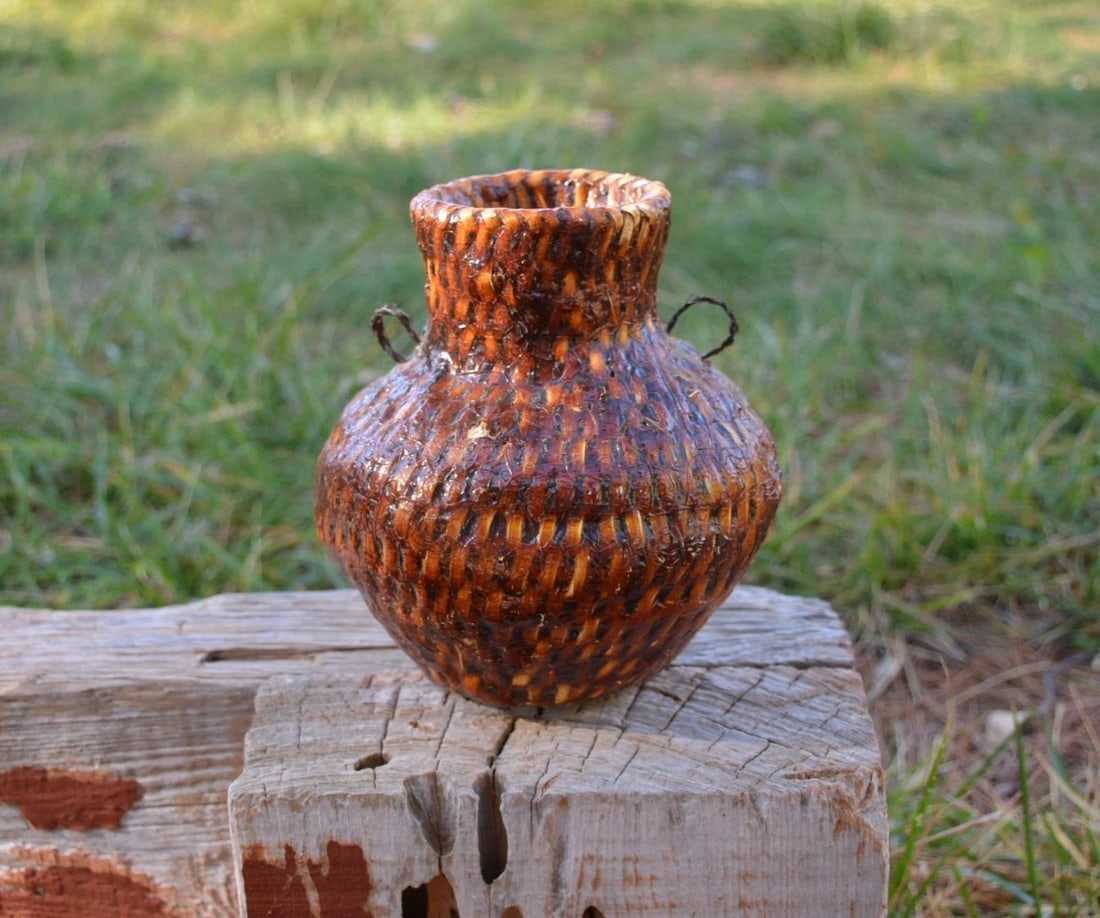 ETTA ROCK - AUTHENTIC NAVAJO INDIAN PINON PITCH POT OLLA BASKET - 6" TALL: ETTA ROCK - AUTHENTIC NAVAJO INDIAN PINON PITCH POT OLLA BASKET - 6" TALL This Pitch Pot basket has been crafted by Navajo basket maker Etta Rock. Etta is a traditional Navajo who doesn't speak much E