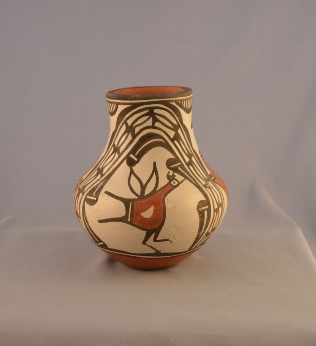 ELIZABETH MEDINA - ZIA OLLA POTTERY VASE - PUEBLO BIRD DESIGN - 5 1/2" TALL: ELIZABETH MEDINA - ZIA OLLA POTTERY VASE - PUEBLO BIRD DESIGN - 5 1/2" TALL This olla pottery vase has been beautifully crafted by Zia potter Elizabeth Medina. It measures 5 1/2" tall and 5" across. I