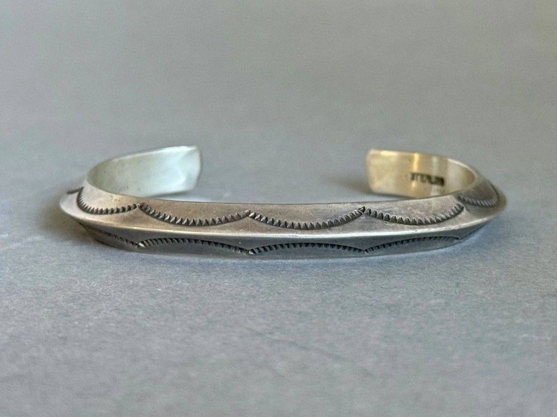 VINTAGE NAVAJO STERLING SILVER HAND STAMPED BRACELET (1 of 2)