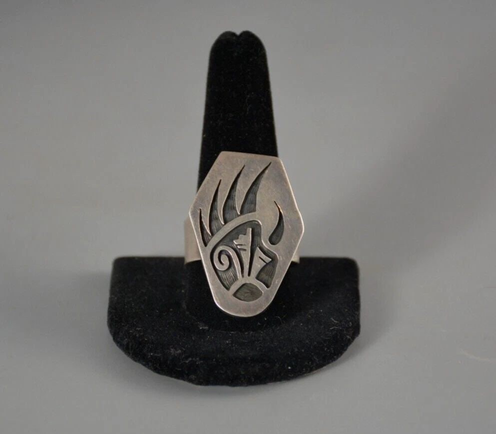 LARGE VTG HOPI STERLING SILVER RING BEAR PAW PRAYER FEATHERS - SIGNED - SZ 13.5 (1 of 2)
