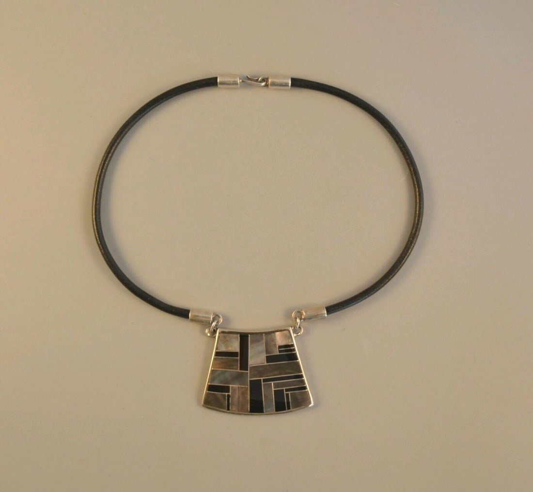 B. G. MUDD - SILVER INLAY PENDANT CHOKER NECKLACE - ABALONE ONYX - SOUTHWEST: B. G. MUDD - SILVER INLAY PENDANT CHOKER NECKLACE - ABALONE ONYX - SOUTHWEST Item Description: B. G. Mudd of Corrales New Mexico is known for their high quality inlaid Sterling Silver jewelry and belt