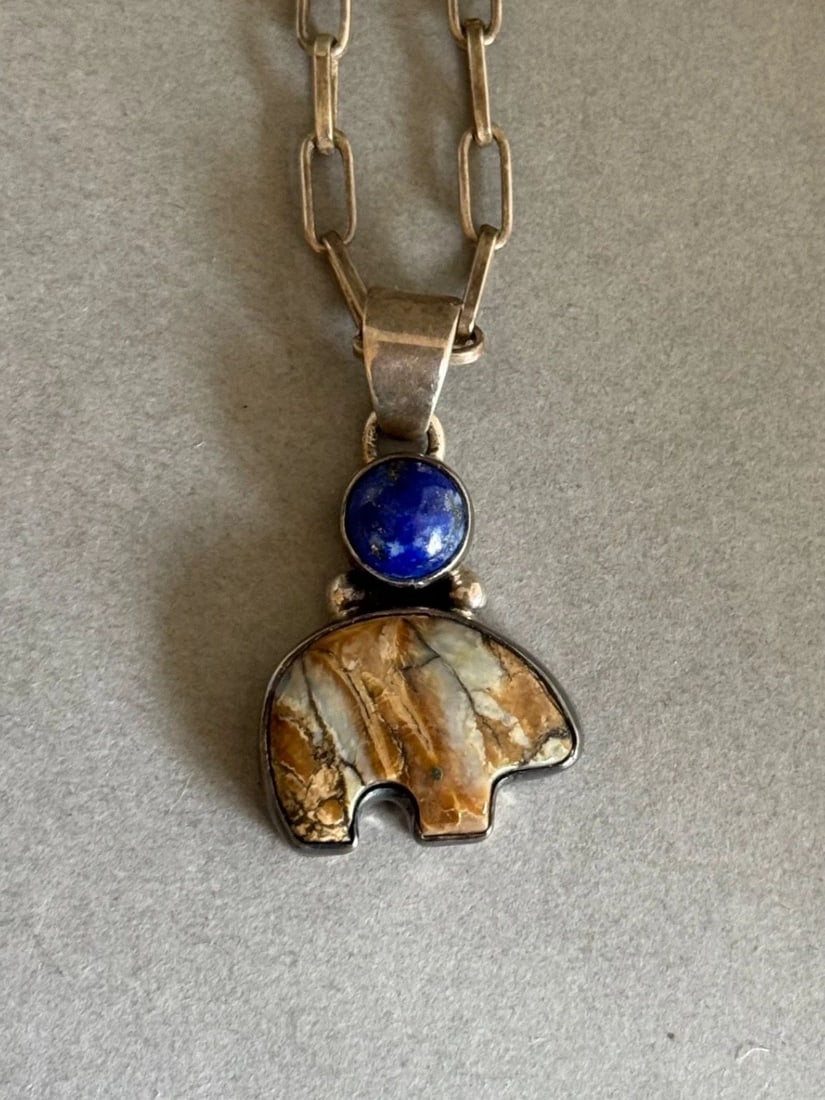 VINTAGE NAVAJO STERLING SILVER W LAPIS AND PETRIFIED WOOD BEAR PENDANT ON CHAIN (1 of 2)
