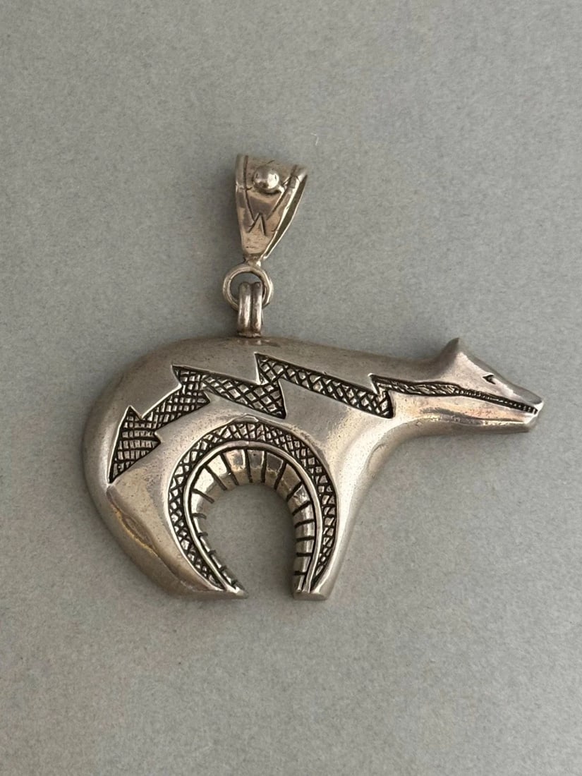 VINTAGE NAVAJO LIBERTY EE STERLING SILVER HEARTLINE SPIRIT BEAR PENDANT (1 of 2)