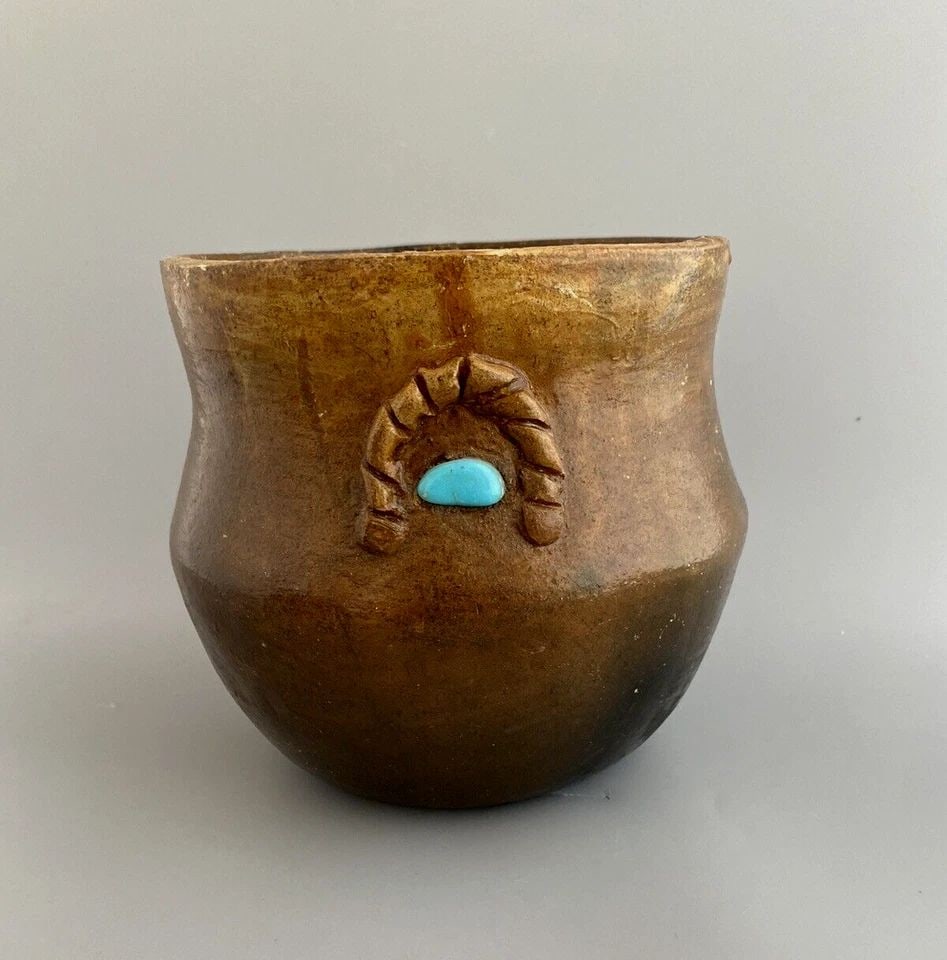 VINTAGE NAVAJO INDIAN PINON PINE PITCH POT WITH TURQUOISE - 7": VINTAGE NAVAJO INDIAN PINON PINE PITCH POT WITH TURQUOISE - 7" Item Description: This Navajo Indian pinon pitch pot measures 6" tall and 7" wide. A turquoise stone has been set inside the twisted clay