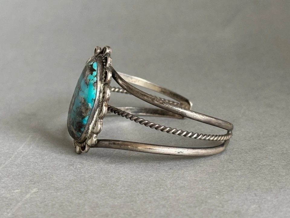 VINTAGE NAVAJO STERLING SILVER AND TURQUOISE BRACELET: VINTAGE NAVAJO STERLING SILVER AND TURQUOISE BRACELET Vintage Navajo Sterling Silver and Turquoise Bracelet 1 1/2 " Tall ..5" Around Inside With a 1 1/4" Opening ..