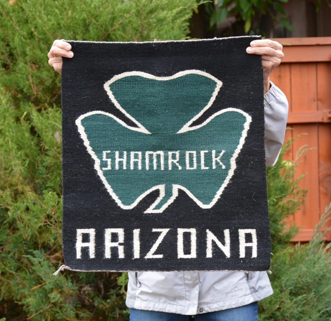 VINTAGE PICTORIAL NAVAJO RUG - SHAMROCK ARIZONA - GREEN CLOVER - 23" X 20.5": VINTAGE PICTORIAL NAVAJO RUG - SHAMROCK ARIZONA - GREEN CLOVER - 23" X 20.5" This vintage pictorial rug is in excellent condition. Two of the corner tassels have come off - the rest is in good conditi